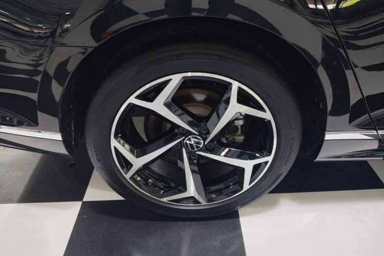 Used Volkswagen Magotan 2023 2 Million Units Commemorative Edition 330TSI DSG Luxury Version Right Rear Wheel Hub