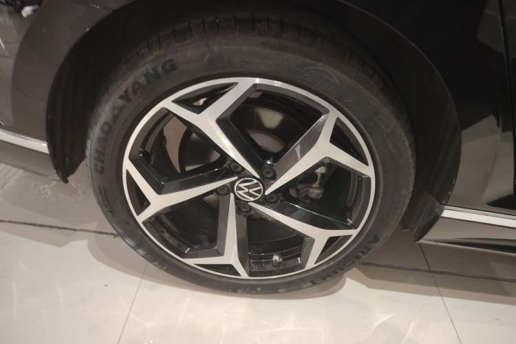 Used Volkswagen Magotan 2023 2 Million Units Commemorative Edition 330TSI DSG Luxury Version Right Rear Wheel Hub