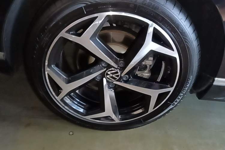 Used Volkswagen Magotan 2023 2 Million Units Limited Edition 330TSI DSG Leading Version Right Rear Wheel Hub