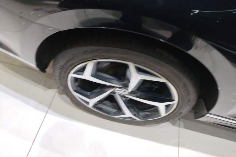 Used Volkswagen Magotan 2023 2 Million Units Limited Edition 330TSI DSG Leading Version Right Rear Wheel Hub