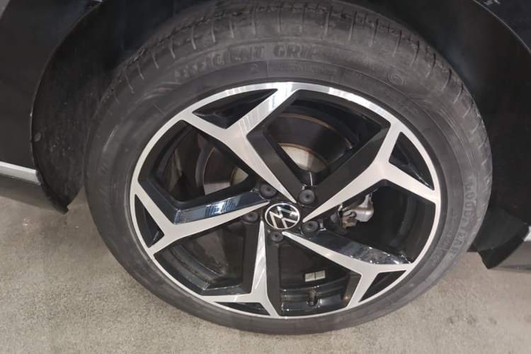 Used Volkswagen Magotan 2023 2 Million Units Limited Edition 330TSI DSG Leading Version Right Rear Wheel Hub
