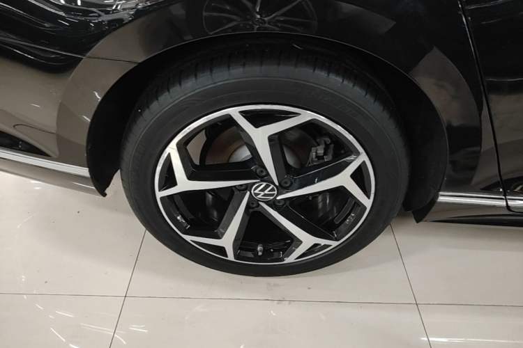 Used Volkswagen Magotan 2023 2 Million Units Commemorative Edition 330TSI DSG Luxury Version Right Rear Wheel Hub