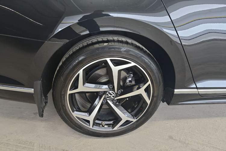 Used Volkswagen Magotan 2023 2 Million Units Commemorative Edition 330TSI DSG Luxury Version Right Rear Wheel Hub
