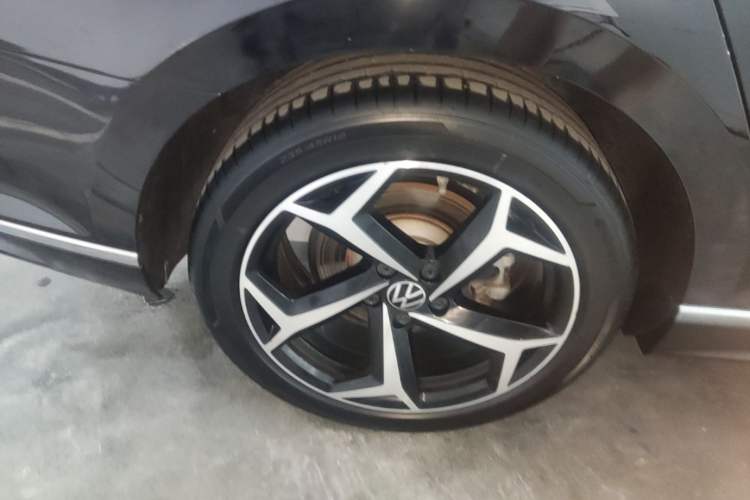 Used Volkswagen Magotan 2023 2 Million Units Commemorative Edition 330TSI DSG Luxury Version Right Rear Wheel Hub