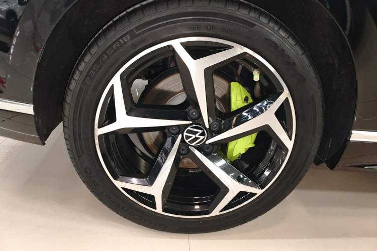 Used Volkswagen Magotan 2023 2 Million Units Commemorative Edition 330TSI DSG Luxury Version Right Rear Wheel Hub