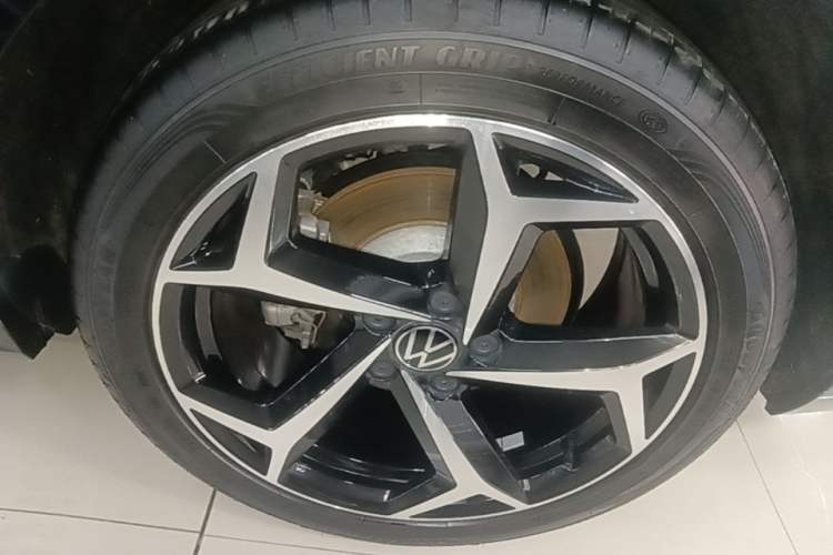 Used Volkswagen Magotan 2023 2 Million Units Limited Edition 330TSI DSG Leading Version Right Rear Wheel Hub