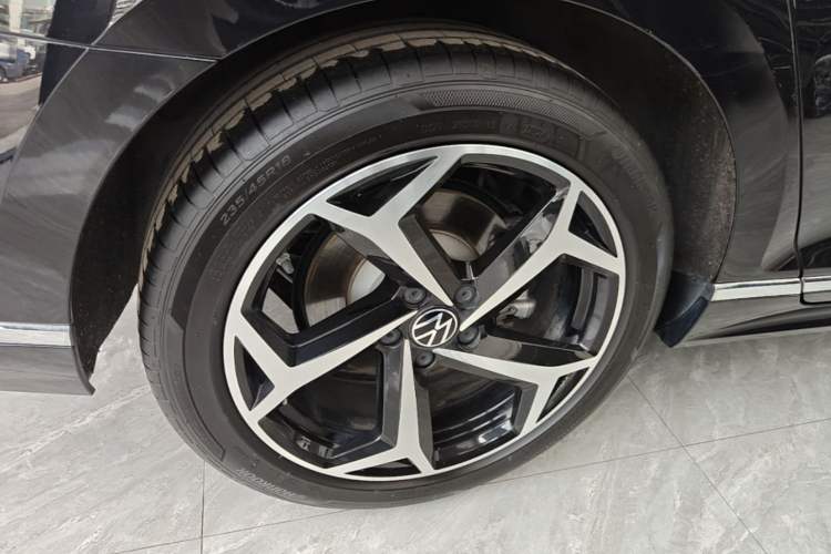 Used Volkswagen Magotan 2023 2 Million Units Commemorative Edition 330TSI DSG Luxury Version Right Rear Wheel Hub