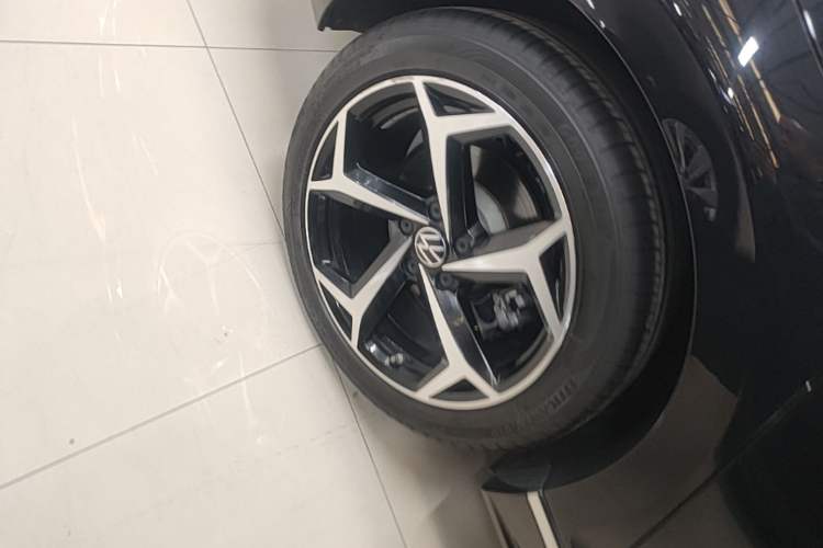 Used Volkswagen Magotan 2023 2 Million Units Commemorative Edition 330TSI DSG Luxury Version Right Rear Wheel Hub