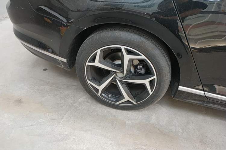 Used Volkswagen Magotan 2023 2 Million Units Commemorative Edition 330TSI DSG Luxury Version Right Rear Wheel Hub
