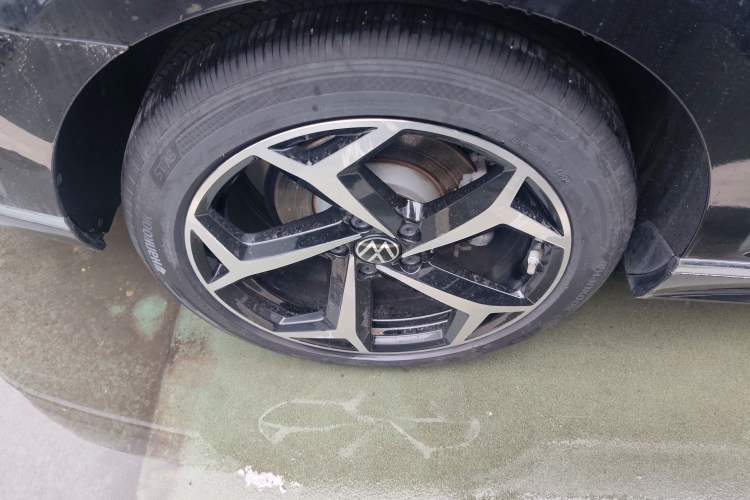 Used Volkswagen Magotan 2023 2 Million Units Commemorative Edition 330TSI DSG Luxury Version Right Rear Wheel Hub