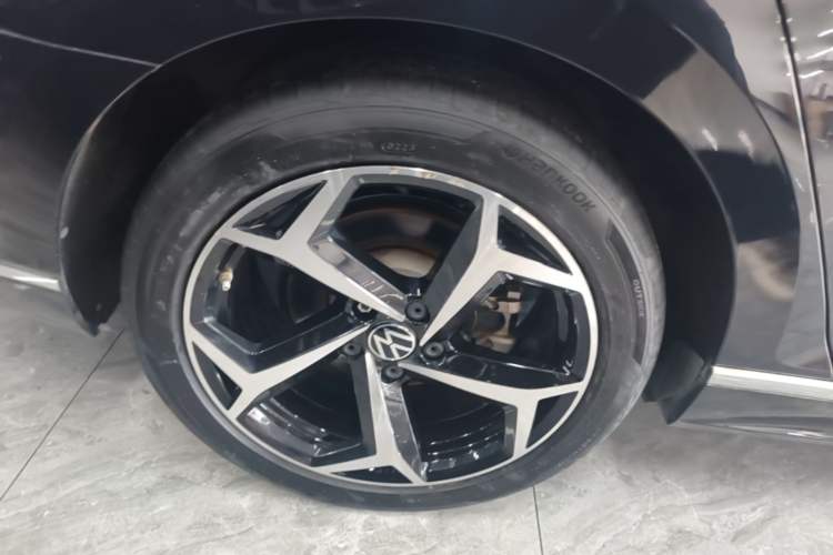 Used Volkswagen Magotan 2023 2 Million Units Limited Edition 330TSI DSG Leading Version Right Rear Wheel Hub