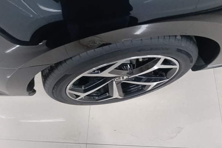 Used Volkswagen Magotan 2023 2 Million Units Commemorative Edition 330TSI DSG Luxury Version Right Rear Wheel Hub