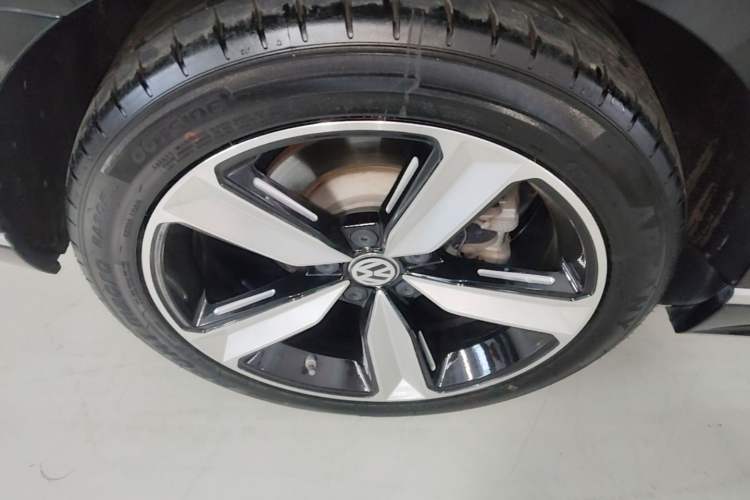 Used Volkswagen Magotan 2023 2 Million Units Commemorative Edition 330TSI DSG Luxury Version Right Rear Wheel Hub