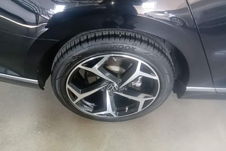 Used Volkswagen Magotan 2023 2 Million Units Limited Edition 330TSI DSG Leading Version Right Rear Wheel Hub
