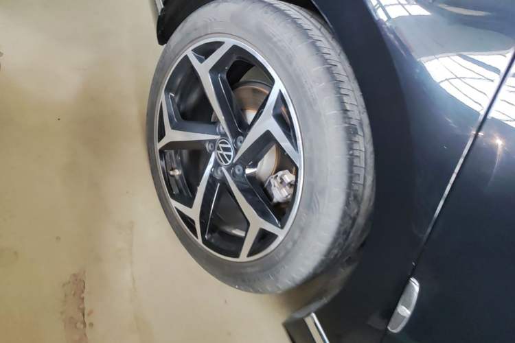 Used Volkswagen Magotan 2023 2 Million Units Commemorative Edition 330TSI DSG Luxury Version Right Rear Wheel Hub