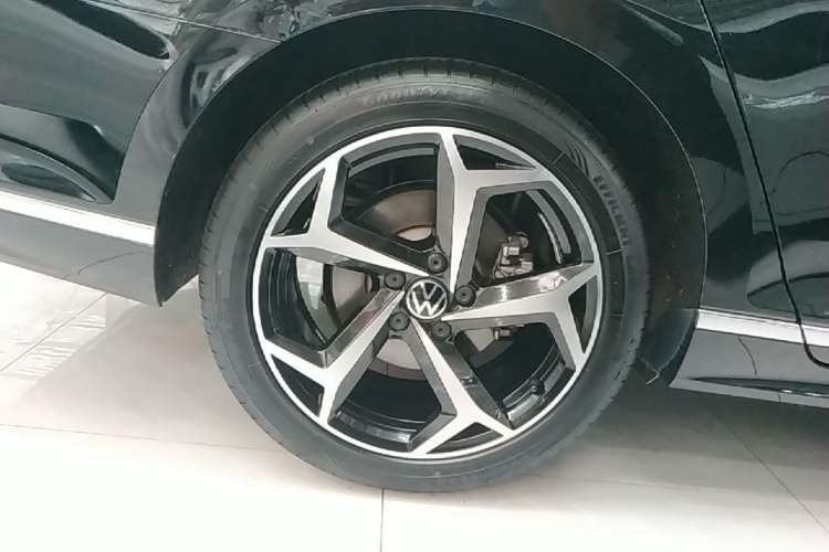 Used Volkswagen Magotan 2023 2 Million Units Limited Edition 330TSI DSG Leading Version Right Rear Wheel Hub