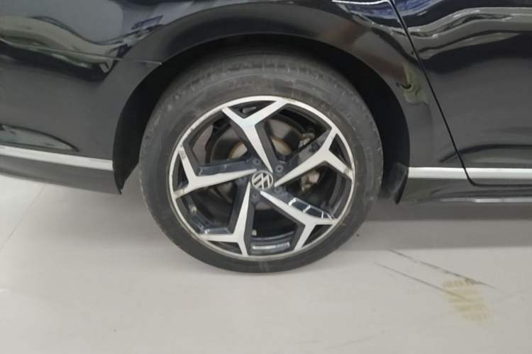 Used Volkswagen Magotan 2023 2 Million Units Limited Edition 330TSI DSG Leading Version Right Rear Wheel Hub