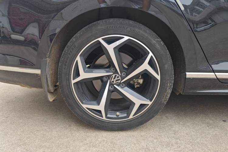 Used Volkswagen Magotan 2023 2 Million Units Commemorative Edition 330TSI DSG Luxury Version Right Rear Wheel Hub