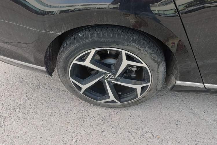 Used Volkswagen Magotan 2023 2 Million Units Commemorative Edition 330TSI DSG Luxury Version Right Rear Wheel Hub