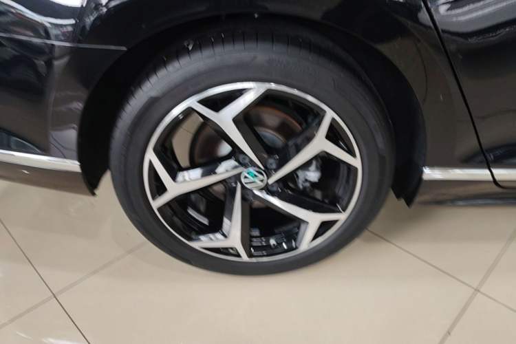Used Volkswagen Magotan 2023 2 Million Units Commemorative Edition 330TSI DSG Luxury Version Right Rear Wheel Hub