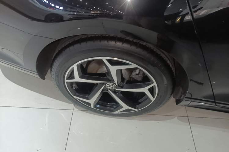 Used Volkswagen Magotan 2023 2 Million Units Commemorative Edition 330TSI DSG Luxury Version Right Rear Wheel Hub