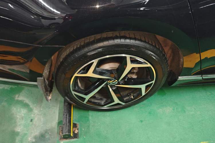 Used Volkswagen Magotan 2023 2 Million Units Limited Edition 330TSI DSG Leading Version Right Rear Wheel Hub
