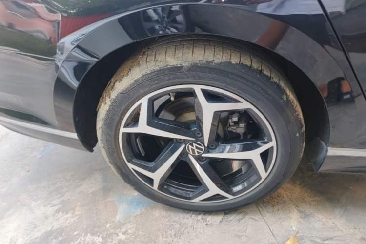 Used Volkswagen Magotan 2023 2 Million Units Commemorative Edition 330TSI DSG Luxury Version Right Rear Wheel Hub