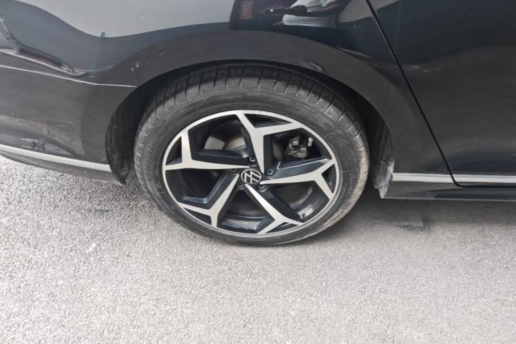 Used Volkswagen Magotan 2023 2 Million Units Commemorative Edition 330TSI DSG Luxury Version Right Rear Wheel Hub