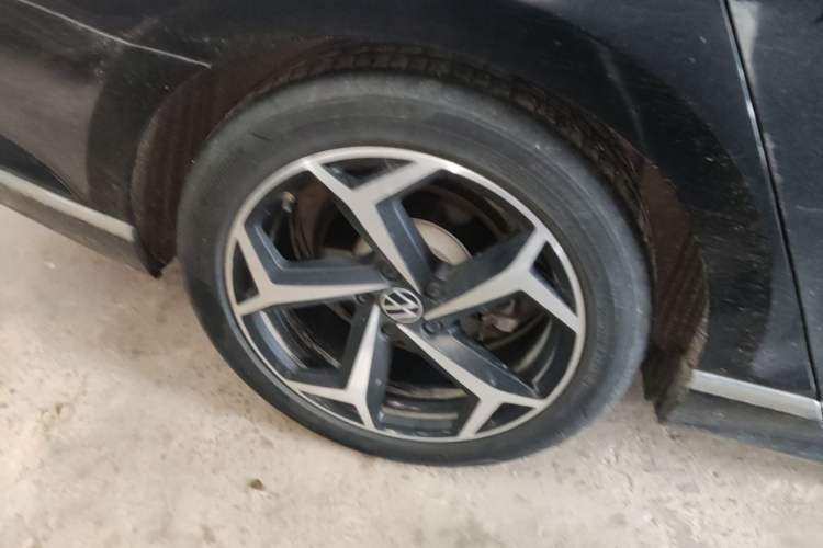 Used Volkswagen Magotan 2023 2 Million Units Commemorative Edition 330TSI DSG Luxury Version Right Rear Wheel Hub