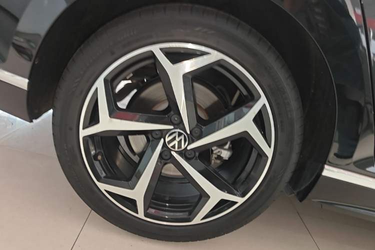 Used Volkswagen Magotan 2023 2 Million Units Limited Edition 330TSI DSG Leading Version Right Rear Wheel Hub