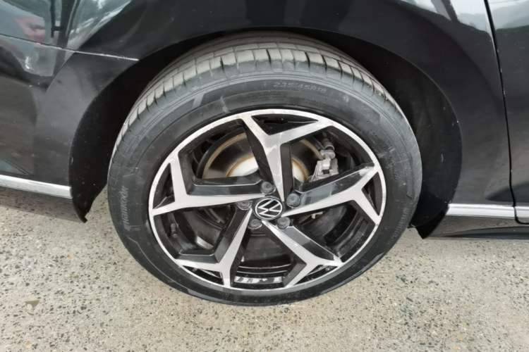 Used Volkswagen Magotan 2023 2 Million Units Limited Edition 330TSI DSG Leading Version Right Rear Wheel Hub