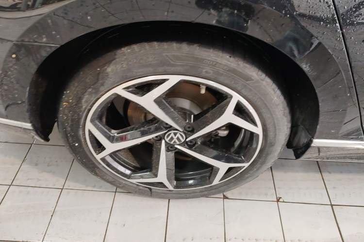 Used Volkswagen Magotan 2023 2 Million Units Commemorative Edition 330TSI DSG Luxury Version Right Rear Wheel Hub