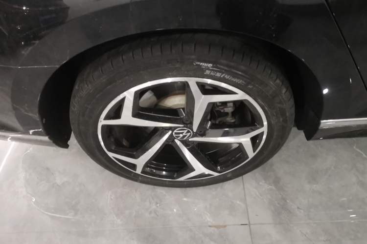 Used Volkswagen Magotan 2023 2 Million Units Limited Edition 330TSI DSG Leading Version Right Rear Wheel Hub