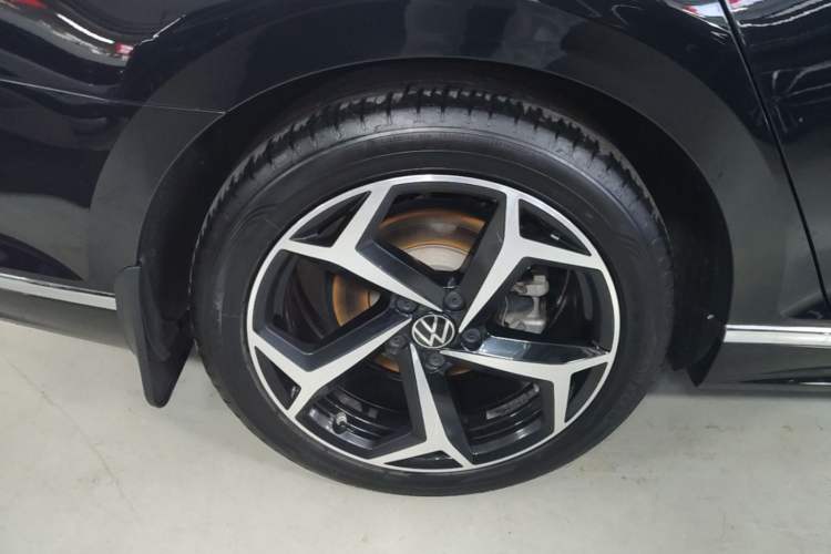 Used Volkswagen Magotan 2023 2 Million Units Commemorative Edition 330TSI DSG Luxury Version Right Rear Wheel Hub