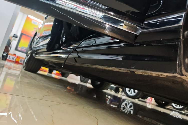 Used Volkswagen Magotan 2023 2 Million Units Commemorative Edition 330TSI DSG Luxury Version Right Side Sill