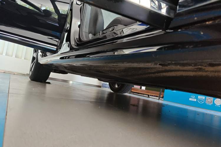 Used Volkswagen Magotan 2023 2 Million Units Limited Edition 330TSI DSG Leading Version Right Side Sill