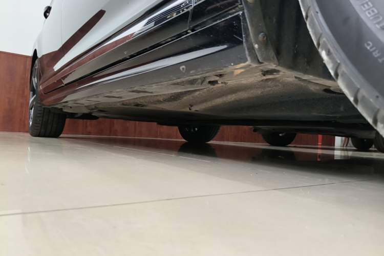 Used Volkswagen Magotan 2023 2 Million Units Commemorative Edition 330TSI DSG Luxury Version Right Side Sill
