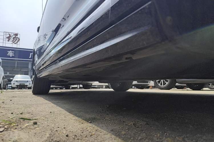 Used Volkswagen Magotan 2023 2 Million Units Commemorative Edition 330TSI DSG Luxury Version Right Side Sill