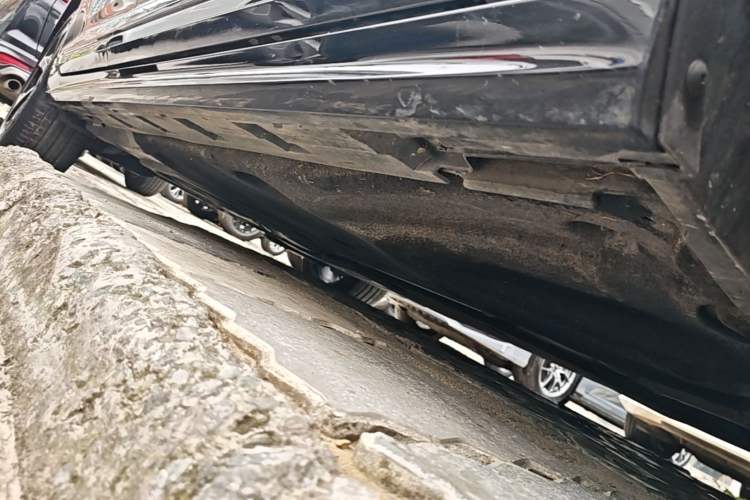 Used Volkswagen Magotan 2023 2 Million Units Commemorative Edition 330TSI DSG Luxury Version Right Side Sill