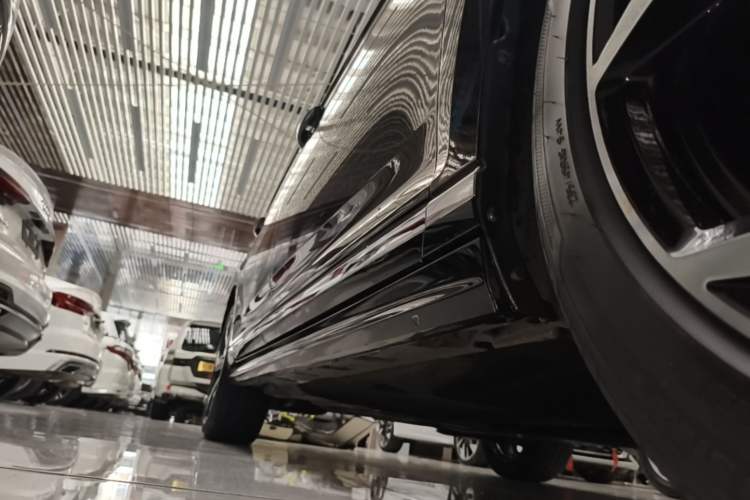 Used Volkswagen Magotan 2023 2 Million Units Commemorative Edition 330TSI DSG Luxury Version Right Side Sill