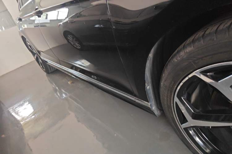 Used Volkswagen Magotan 2023 2 Million Units Limited Edition 330TSI DSG Leading Version Right Side Sill