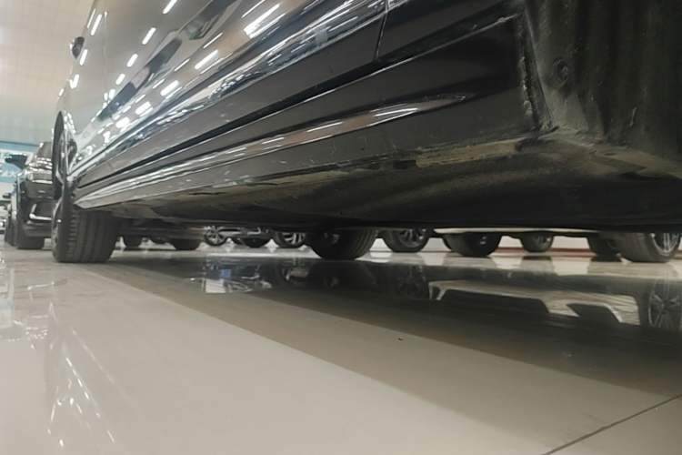 Used Volkswagen Magotan 2023 2 Million Units Commemorative Edition 330TSI DSG Luxury Version Right Side Sill