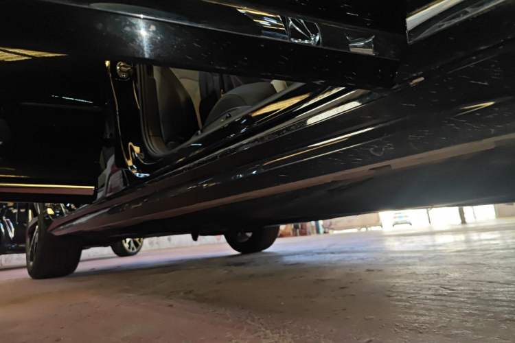 Used Volkswagen Magotan 2023 2 Million Units Commemorative Edition 330TSI DSG Luxury Version Right Side Sill