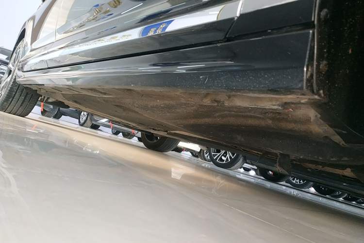 Used Volkswagen Magotan 2023 2 Million Units Commemorative Edition 330TSI DSG Luxury Version Right Side Sill