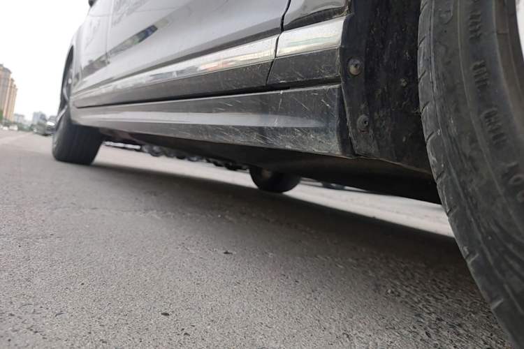 Used Volkswagen Magotan 2023 2 Million Units Commemorative Edition 330TSI DSG Luxury Version Right Side Sill