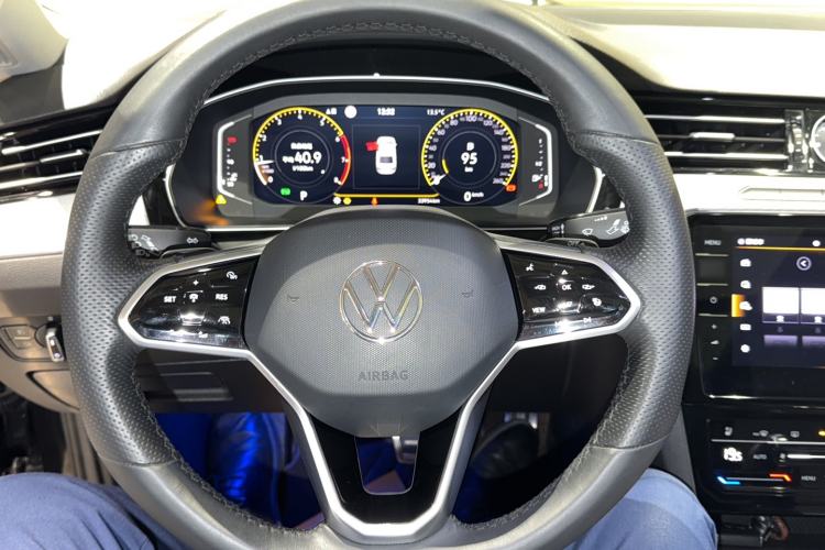 Used Volkswagen Magotan 2023 2 Million Units Commemorative Edition 330TSI DSG Luxury Version Steering Wheel