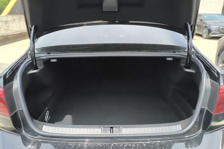 Used Volkswagen Magotan 2023 2 Million Units Commemorative Edition 330TSI DSG Luxury Version Trunk