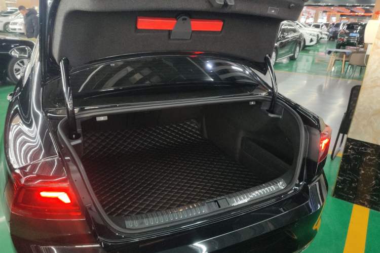 Used Volkswagen Magotan 2023 2 Million Units Commemorative Edition 330TSI DSG Luxury Version Trunk