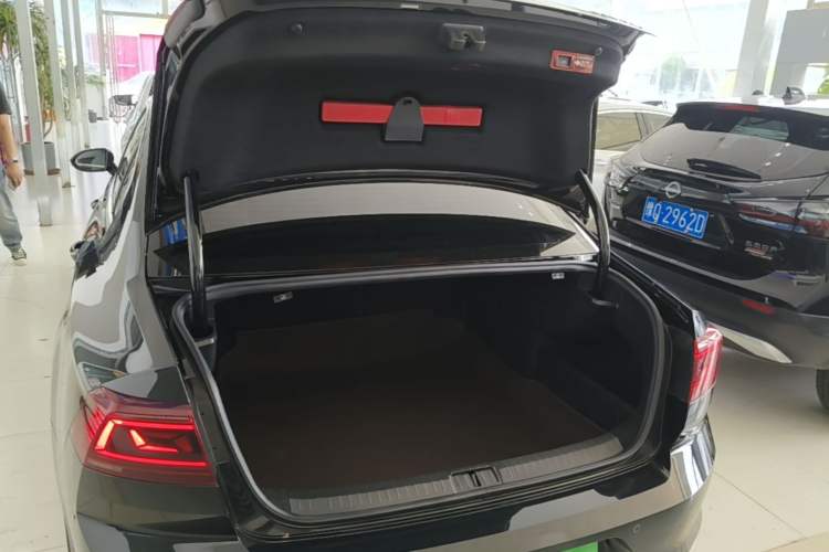 Used Volkswagen Magotan 2023 2 Million Units Commemorative Edition 330TSI DSG Luxury Version Trunk