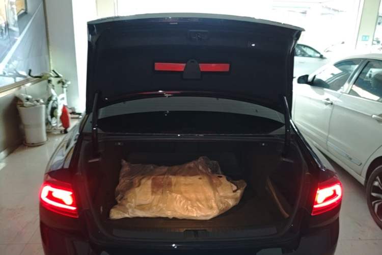 Used Volkswagen Magotan 2023 2 Million Units Commemorative Edition 330TSI DSG Luxury Version Trunk